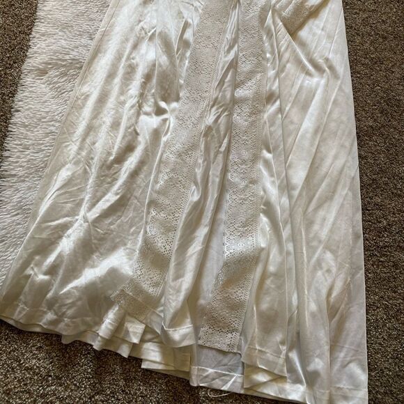 Aristocraft by Superior Vintage Robe Cottage White Lace Trim Large Fits Small - Picture 9 of 14